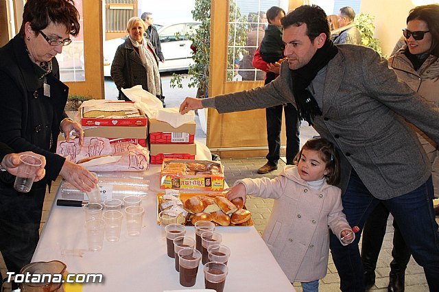 El II desayuno solidario a beneficio de Cáritas recaudó unos 200 Kg de comida y más de 100 juguetes