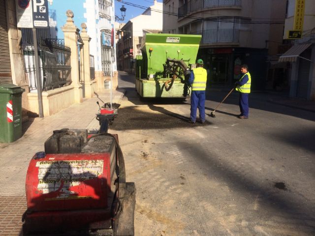 El Servicio Municipal de Aguas procede al asfaltado de obras acometidas en los últimos meses en la vía pública