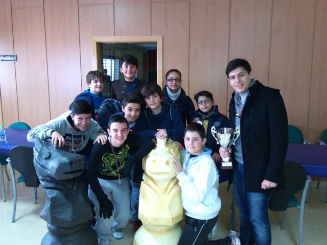 El IES Juan de la Cierva y el Colegio La Milagrosa consiguieron el segundo puesto en la final regional de ajedrez de Deporte Escolar