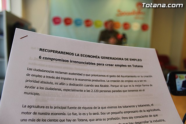 El candidato socialista a la alcaldía de Totana, Andrés García, firma 6 'compromisos irrenunciables' para crear empleo en el municipio