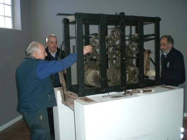 El antiguo reloj de la Iglesia de Santiago vuelve al 'Cuarto de los Novios' dentro de las actuaciones del proyecto de musealización de la Torre