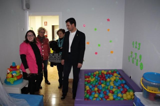 El alcalde de Alhama visita el Centro Multidisciplinar 'Celia Carrión Pérez de Tudela'
