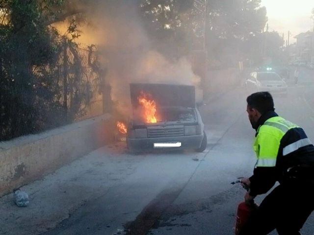 Bomberos y Policía Local sofocan el incendio de un vehículo en la carretera de La Santa, en las proximidades de la Cruz de la Misión