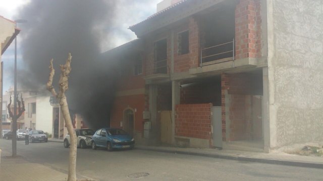 Bomberos del Consorcio intervienen para sofocar el incendio declarado en una vivienda en Totana
