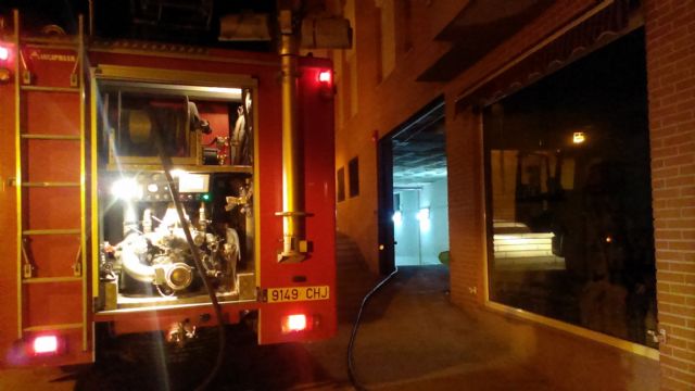 Agentes de la Policía Local y efectivos del Parque de Bomberos intervienen en el incendio de un vehículo en el interior de un garaje en la zona de San Roque