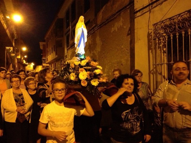 Durante los viernes del mes de mayo la Delegación de Lourdes de Totana ha salido por diferentes calles rezando el Rosario de casa en casa