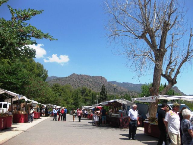 Numerosas personas visitan el mercado artesano que se celebra cada último domingo de mes en el Santuario de La Santa