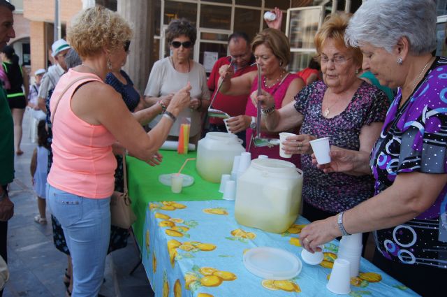 Comienza con el reparto de agua-limón entre los socios el programa de actividades de las Fiestas de Personas Mayores en el Centro de la Balsa Vieja