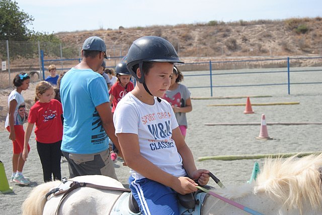 14 niños y niñas participan en el 'Taller con Ponis y Caballos'