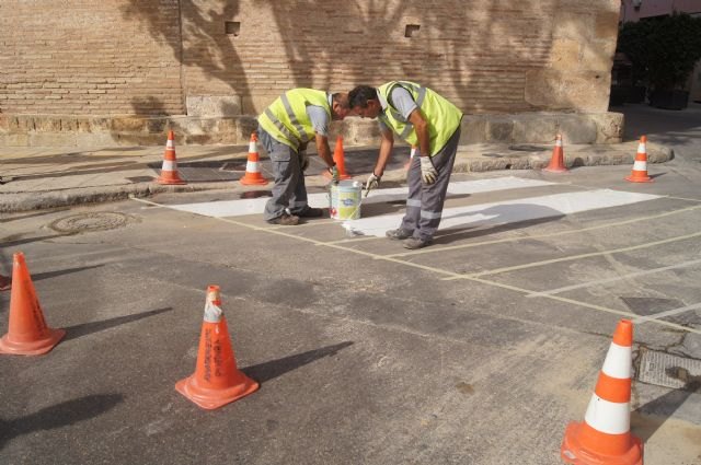 Realizan trabajos de repintado de la señalización horizontal en algunas calles del centro urbano de la ciudad de Totana