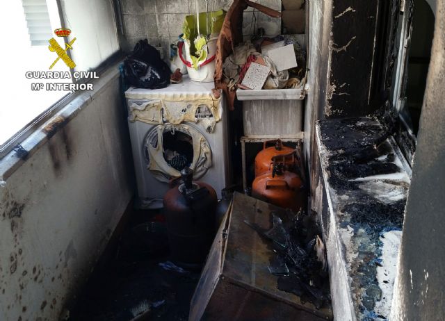 La Benemérita evacua a los moradores de una vivienda incendiada y a sus vecinos