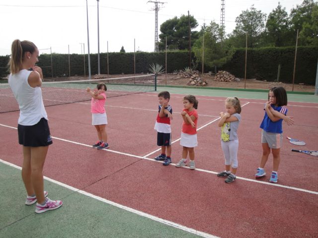 Comienza la Escuela de Tenis Kuore en las pistas del Polideportivo y la Ciudad Deportiva