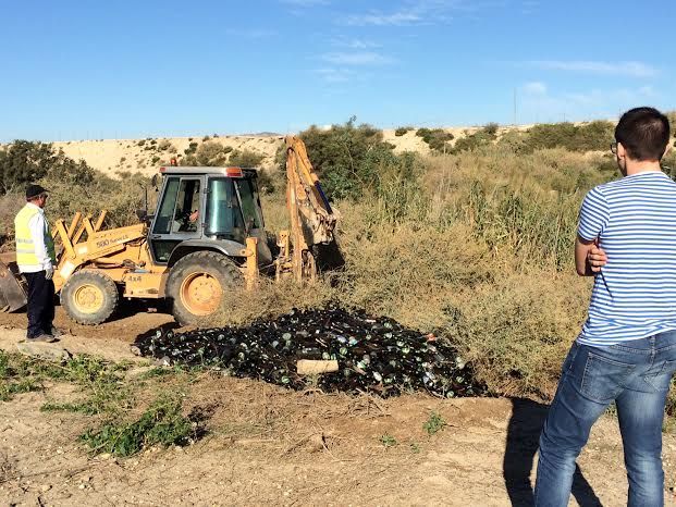 Retiran miles de envases de vidrio que habían sido depositados de forma clandestina en un paraje junto al río Guadalentín