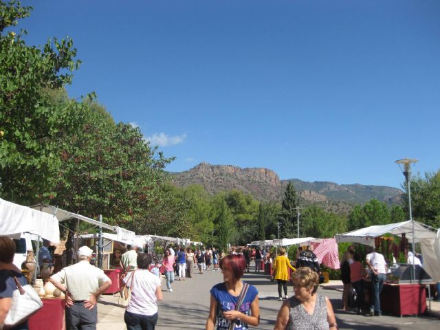 El Mercado Artesano en La Santa se celebra de nuevo, retomándolo después de la temporada de verano