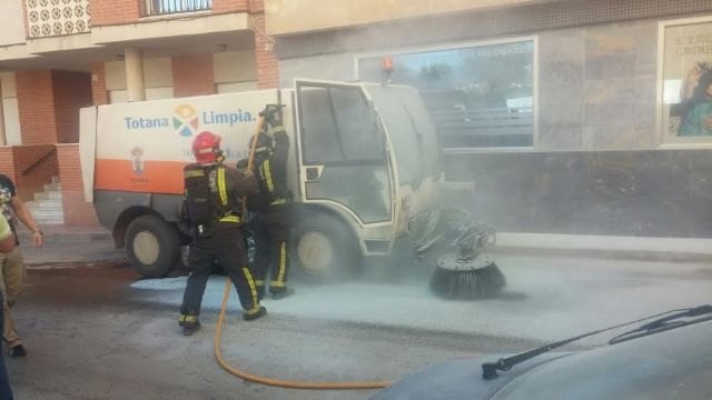Se incendia una barredora del servicio de limpieza viaria por un cortocircuito y obliga a la intervención de los efectivos de emergencias