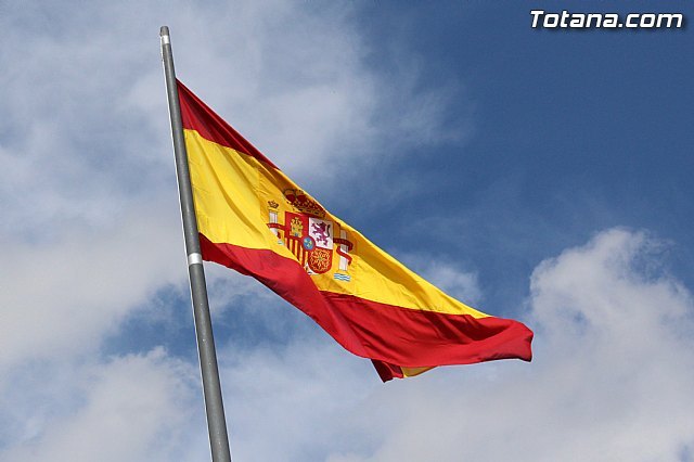 La portavoz del PP critica en redes sociales al alcalde por llamar 'trapo' a la bandera de España