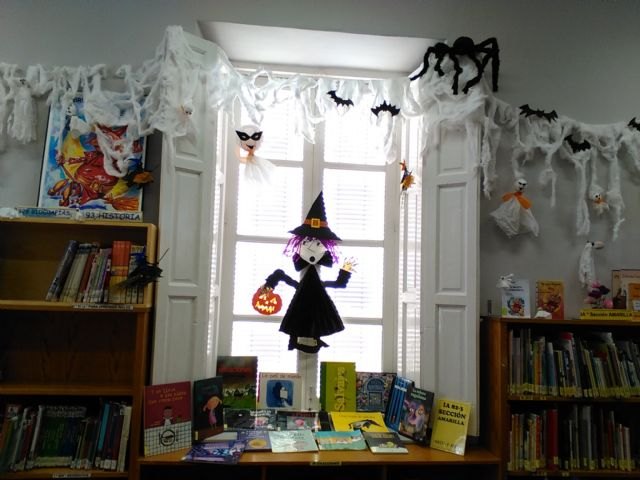 La Biblioteca Municipal 'Mateo García' se prepara para la festividad de Halloween