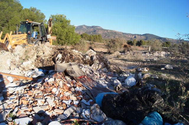 Limpian varias escombreras clandestinas repartidas por el municipio