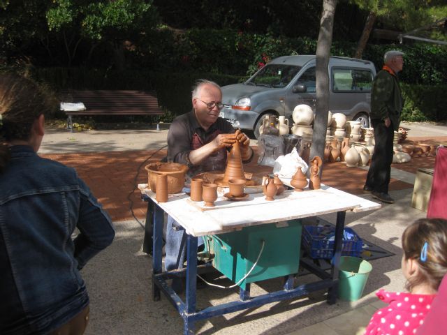 Se celebra el tradicional Mercado Artesano en La Santa con gran asistencia de público en la matinal del domingo