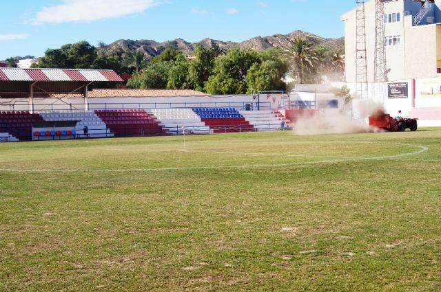 La Concejalía de Deportes inicia hoy los trabajos de resiembra del césped natural en el estadio municipal de fútbol 'Juan Cayuela'