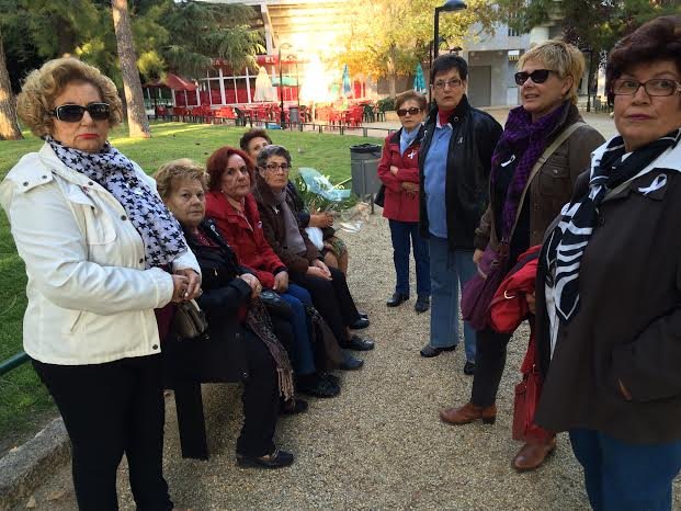 Mujeres de la Asociación de Amas de Casa de las Tres Ave Marías realizan una caminata popular y homenaje a las víctimas de la violencia de género