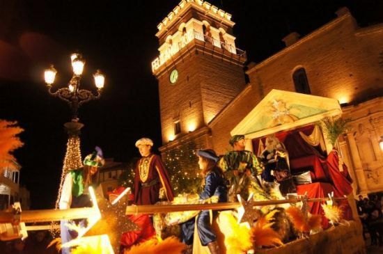 Más de 400 personas y seis peñas de baile y animación participan en la Cabalgata de Reyes