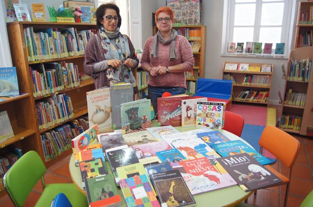 La biblioteca pública 'Mateo García' recibe un lote de 151 nuevos libros