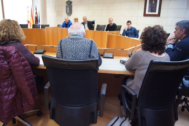 El Gobierno municipal se reúne con representantes de la Asociación de Vecinos de la urbanización 'La Charca'