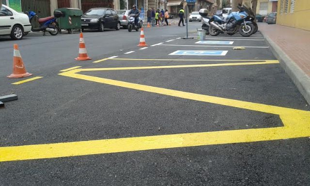 Realizan trabajos de repintado de la señalización horizontal en algunas calles del centro urbano de Totana