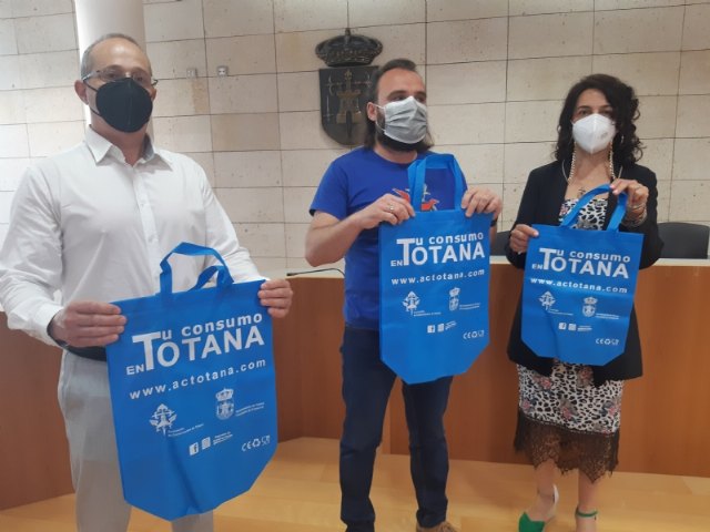 La Asociación de Comerciantes de Totana va a repartir 32.000 bolsas reutilizables