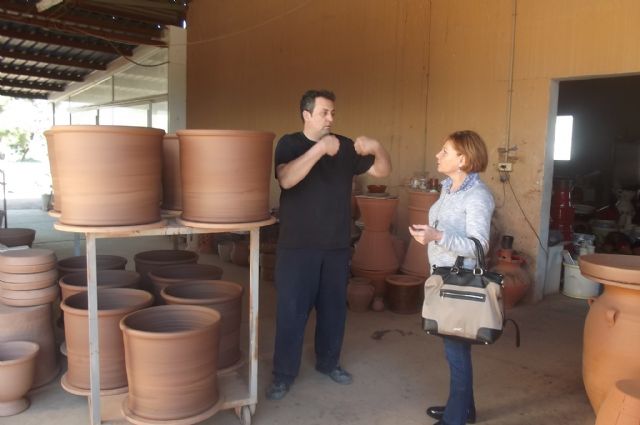 La directora general de Comercio y Protección del Consumidor visita la empresa artesana totanera Alfartudela