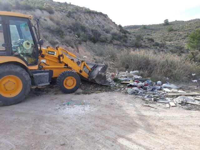 Limpian varios vertederos ilegales de residuos repartidos por diferentes espacios de toda la periferia del municipio