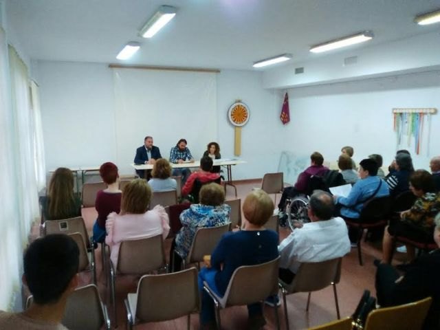 Autoridades municipales se reúnen con los familiares de los usuarios del Centro de Día “José Moyá Trilla”