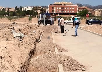La Concejalía de Obras e Infraestructuras está construyendo una acera que facilite el acceso y garantice la seguridad de los escolares y usuarios al CEIP 'Luis Pérez Rueda'