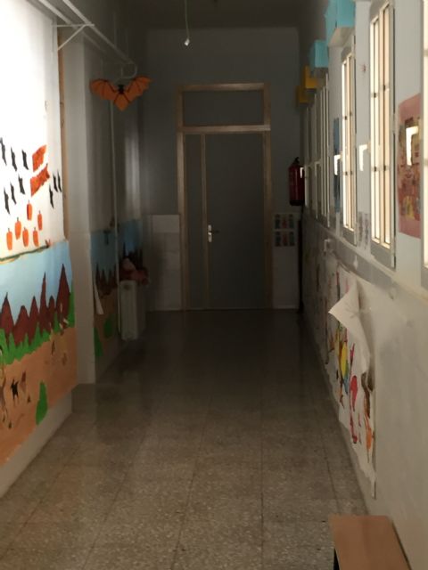 Renuevan las puertas de la planta baja del Colegio Santa Eulalia dentro del plan de actuaciones de cara al próximo curso escolar