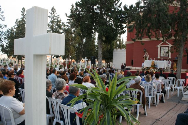 La tradicional Misa de Ánimas congrega a varios centenares de personas en el Cementerio Municipal 'Nuestra Señora del Carmen'