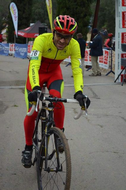 Fernando Cabrera, del CC Santa Eulalia, terminó el año disputando un ciclocros en Xátiva