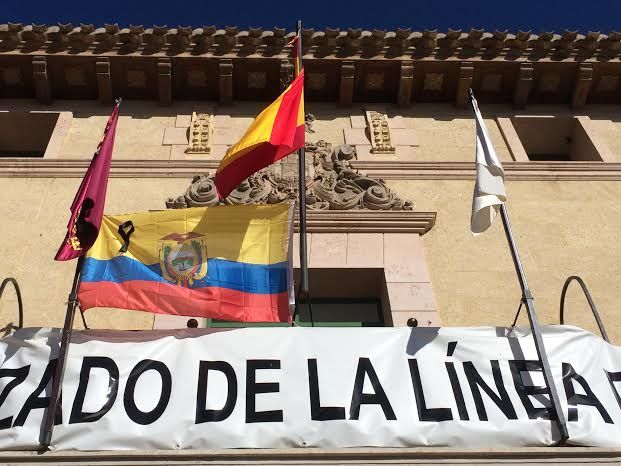 La bandera de Ecuador con crespón negro ondea en la fachada principal del Ayuntamiento en solidaridad con las víctimas del terremoto