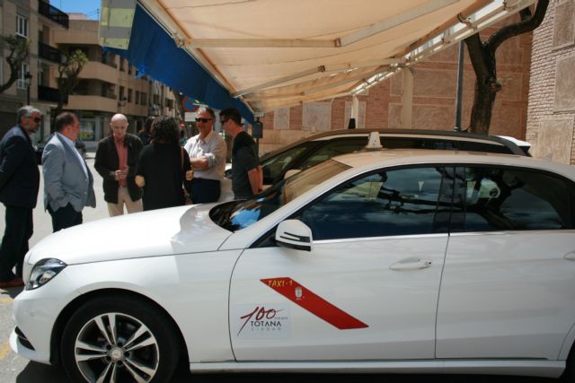 Se coloca la imagen corporativa del Centenario de la Ciudad en 6 taxis y 35 vehículos municipales