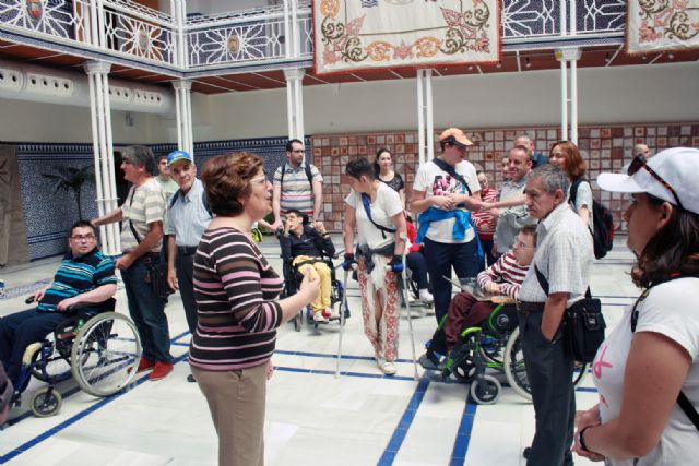 Los Centros de día para la Discapacidad de Totana realizan una visita guiada a la sede de la Asamblea Regional en Cartagena