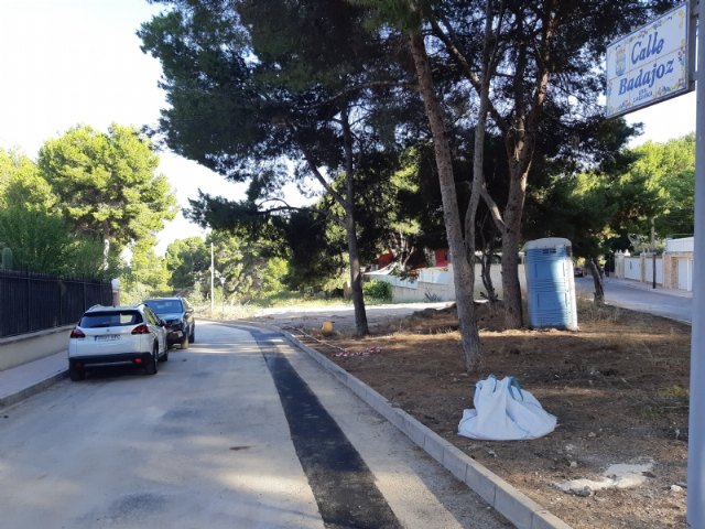 Finalizan las obras de renovación urgente de la tubería principal de agua potable en la calle Badajoz, en la urbanización 'La Charca'