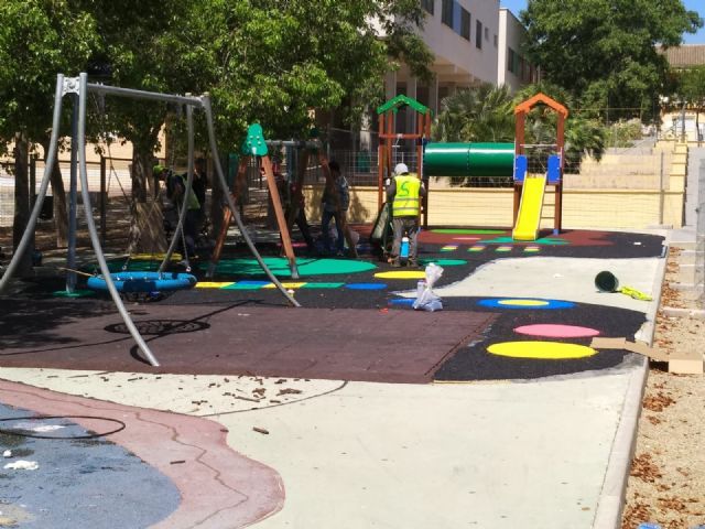 Finalizan las obras de sustitución del pavimento de caucho de la zona de juegos infantiles del parque 'Tierno Galván'