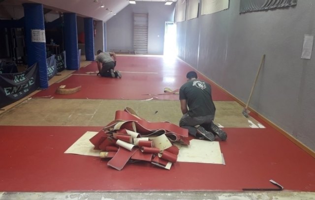 Sustituyen el pavimento sintético de la Sala de Tenis de Mesa del Pabellón de Deportes 'Manolo Ibáñez'