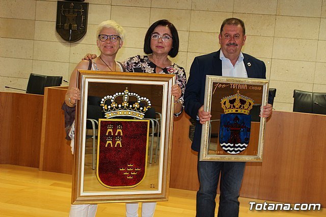 El Ayuntamiento agradece a Isabel López Navarro la donación de dos espejos pintados tras la exposición que efectuó el pasado año en la sala de exposiciones “Gregorio Cebrián”