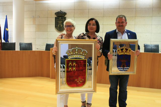 El Ayuntamiento de Totana agradece a Isabel López Navarro la donación de dos espejos pintados tras la exposición que efectuó el pasado año en la sala de exposiciones 'Gregorio Cebrián'