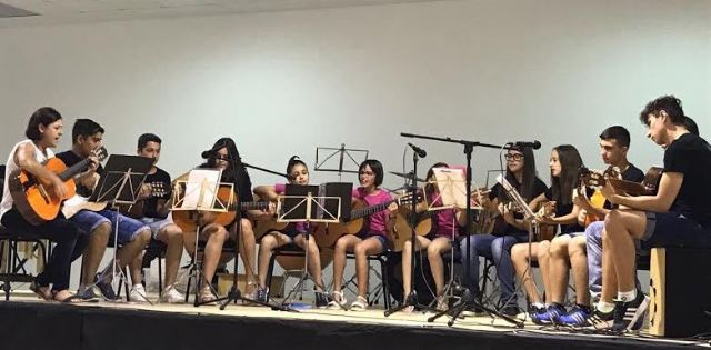 Autoridades municipales asisten al acto de clausura del curso escolar 2016/2017 de la Asociación de Amigos de la Música de El Paretón