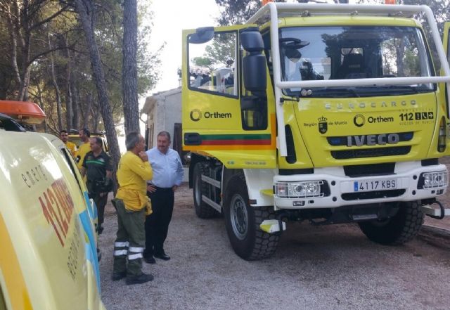 El alcalde conoce de primera mano los trabajos de prevención que realizan las brigadas forestales en Sierra Espuña