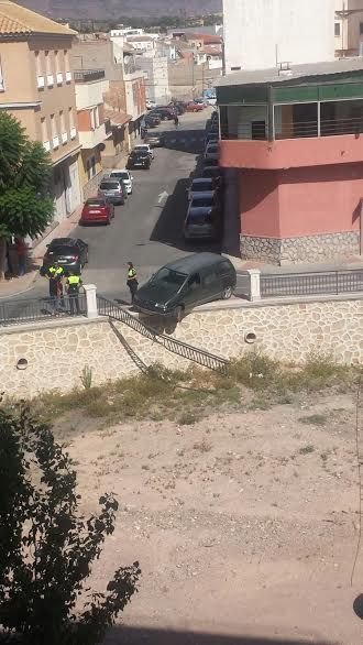 Un vehículo se empotra contra la barandilla de la rambla de La Santa, a su paso por el casco urbano, sin caer al cauce ni lamentar daños personales