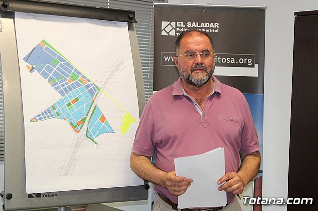 El concejal de Industria, Juan José Cánovas, ofrece una rueda de prensa sobre el Plan de Viabilidad de Proinvitosa