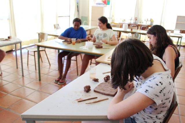 Una decena de jóvenes han participado en el Taller de Artes Plásticas, Pintura y Escultura, organizado en 'La Cárcel' dentro del programa 'Totana Verano'